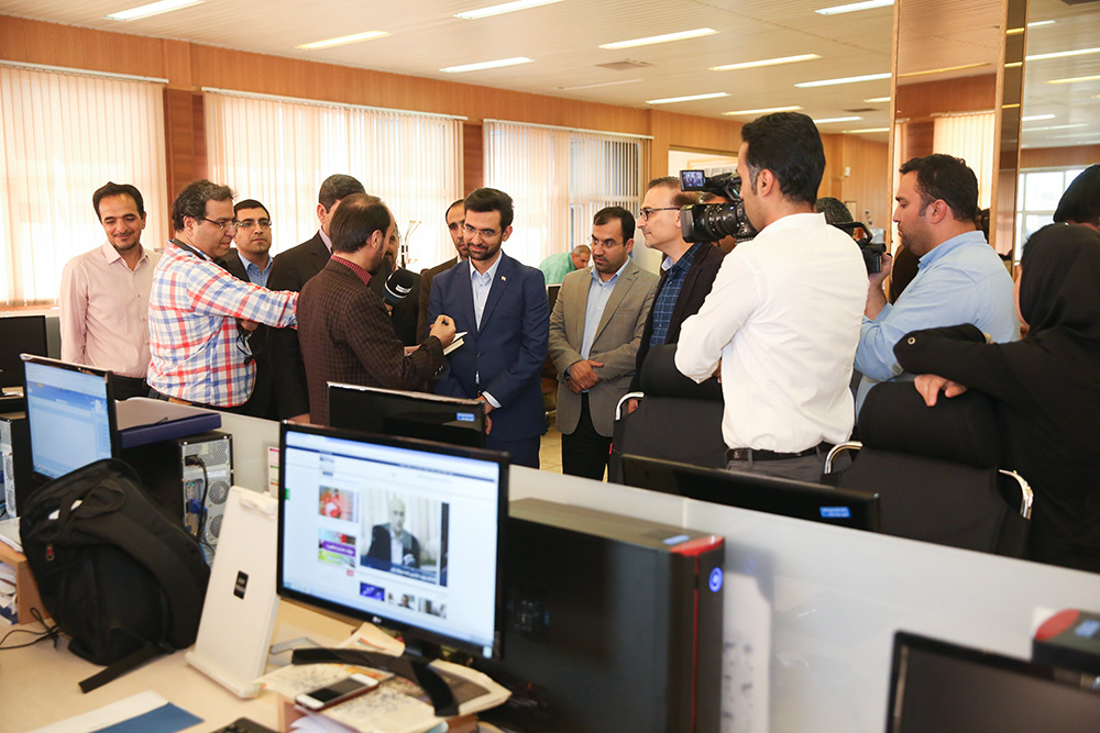 بازدید وزیر ارتباطات و فناوری اطلاعات از خبرگزاری ایرنا به مناسبت روز خبرنگار