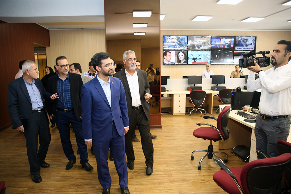 بازدید وزیر ارتباطات و فناوری اطلاعات از خبرگزاری ایرنا به مناسبت روز خبرنگار