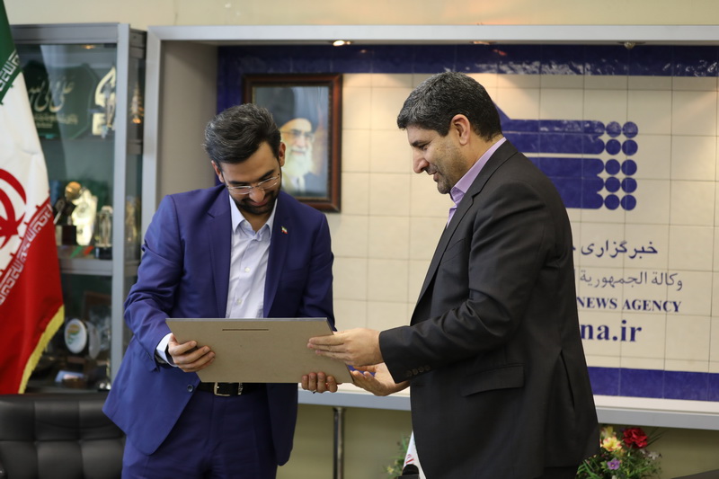 بازدید وزیر ارتباطات و فناوری اطلاعات از خبرگزاری ایرنا به مناسبت روز خبرنگار