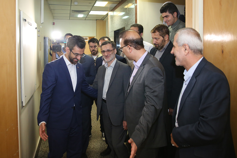 بازدید وزیر ارتباطات و فناوری اطلاعات از باشگاه خبرنگاران جوان