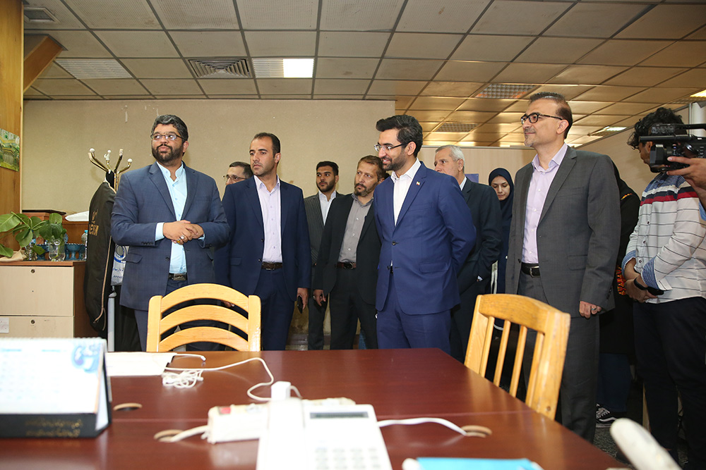 بازدید وزیر ارتباطات و فناوری اطلاعات از باشگاه خبرنگاران جوان