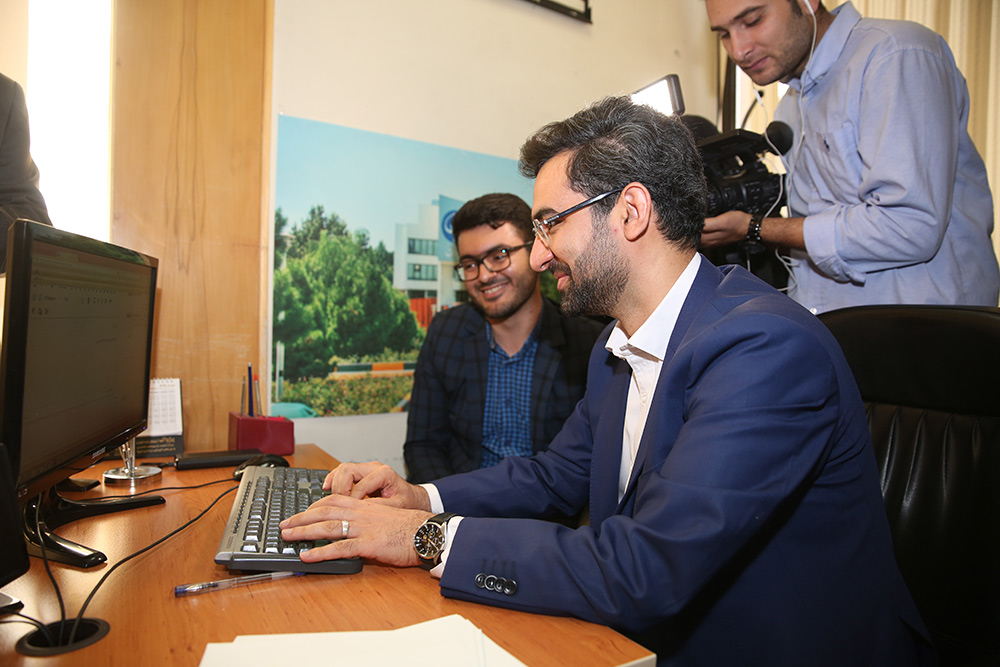 بازدید وزیر ارتباطات و فناوری اطلاعات از باشگاه خبرنگاران جوان
