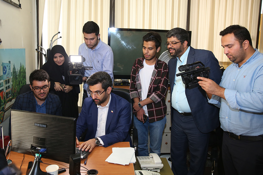 بازدید وزیر ارتباطات و فناوری اطلاعات از باشگاه خبرنگاران جوان