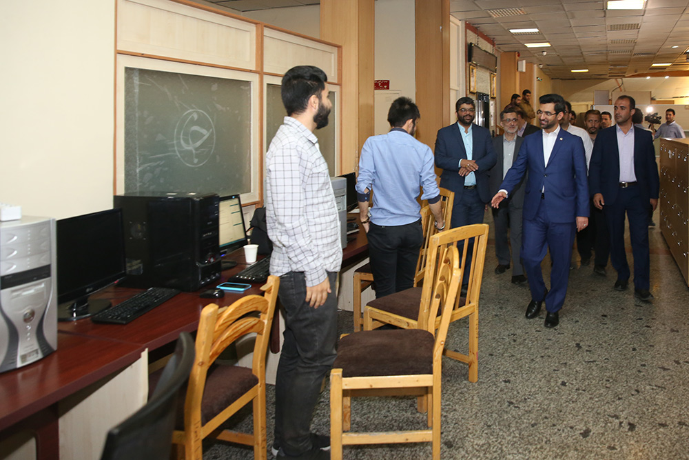 بازدید وزیر ارتباطات و فناوری اطلاعات از باشگاه خبرنگاران جوان