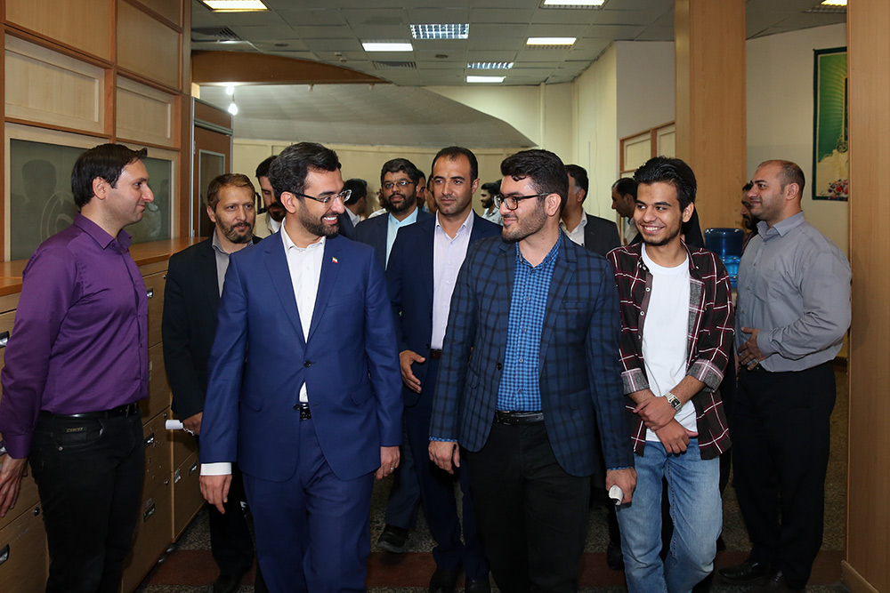 بازدید وزیر ارتباطات و فناوری اطلاعات از باشگاه خبرنگاران جوان