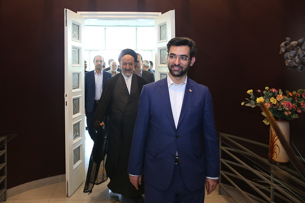 بازدید وزیر ارتباطات و فناوری اطلاعات از روزنامه اطلاعات