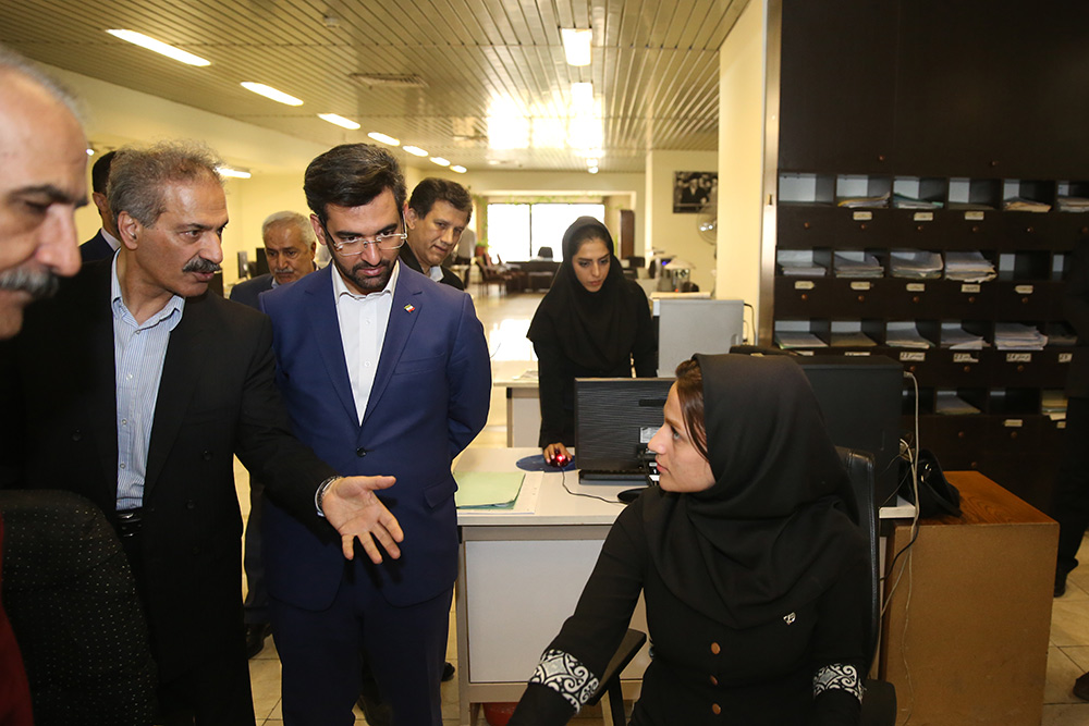 بازدید وزیر ارتباطات و فناوری اطلاعات از روزنامه اطلاعات
