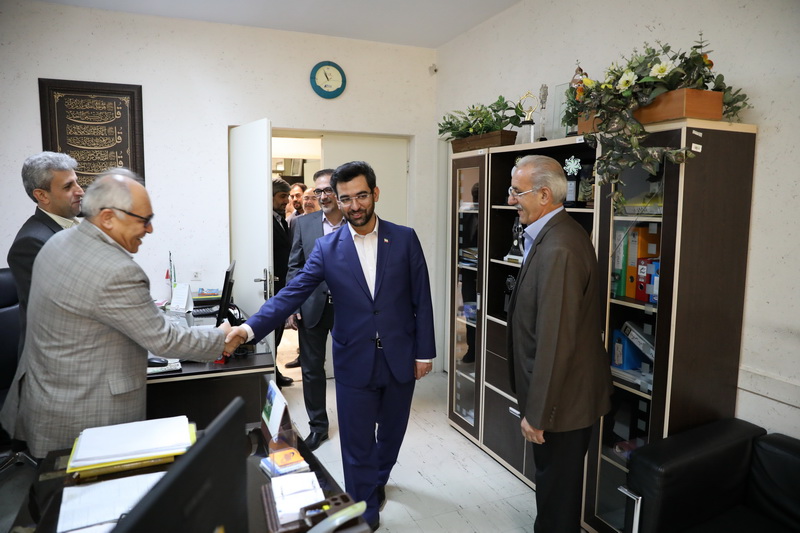 بازدید وزیر به مناسبت روز خبرنگار از روابط  عمومی  وزارت