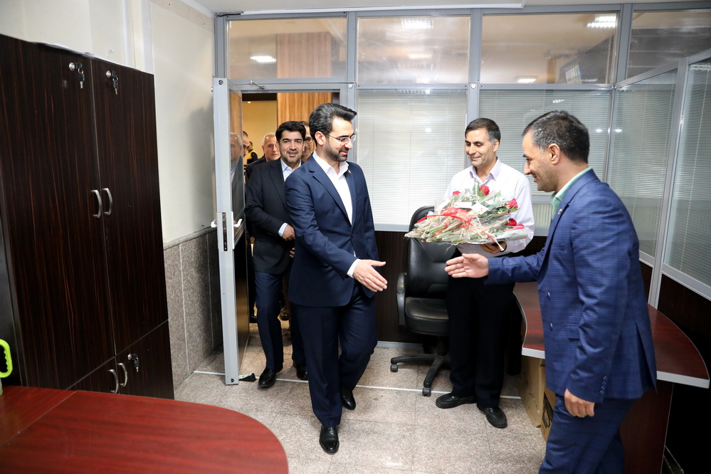 دیدار وزیر باکارکنان وزارت ارتباطات به مناسبت روز کارمند