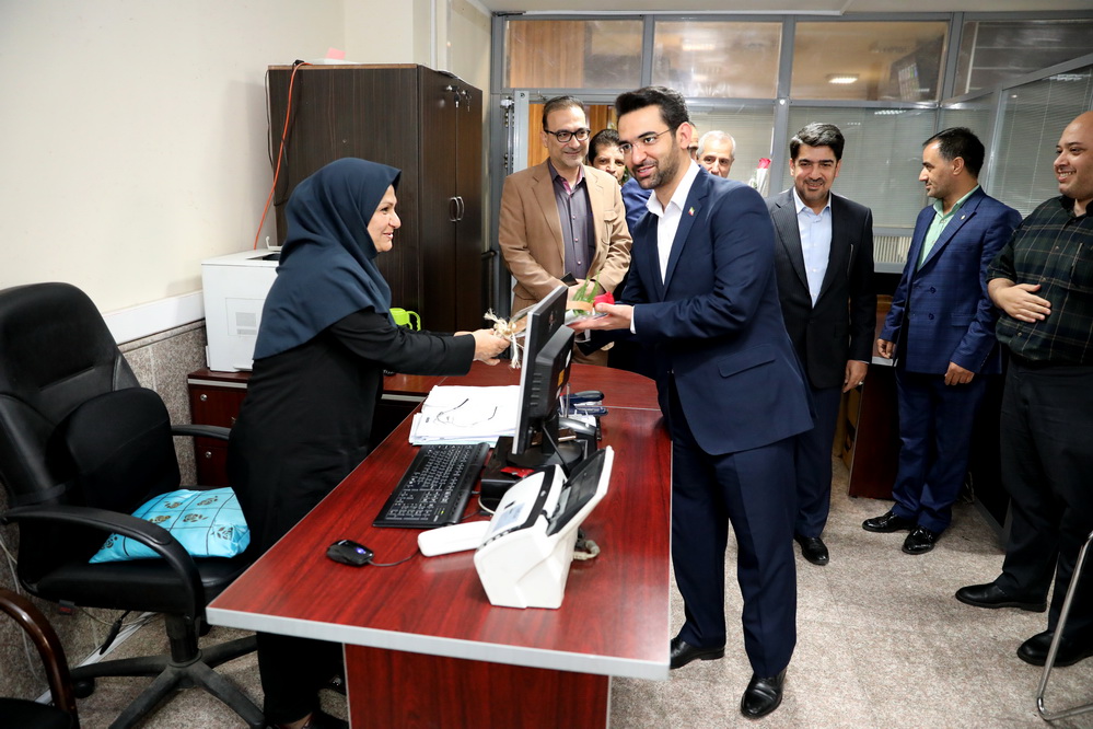 دیدار وزیر باکارکنان وزارت ارتباطات به مناسبت روز کارمند