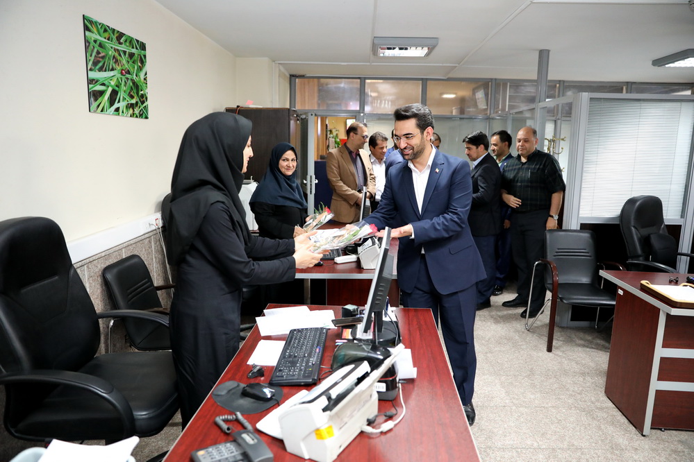 دیدار وزیر باکارکنان وزارت ارتباطات به مناسبت روز کارمند