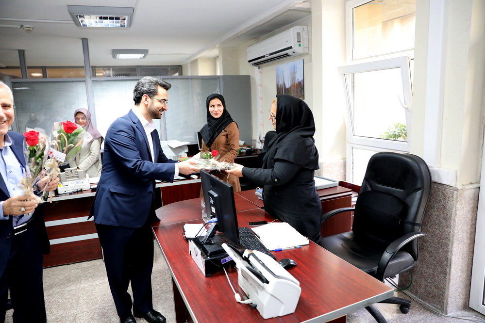 دیدار وزیر باکارکنان وزارت ارتباطات به مناسبت روز کارمند