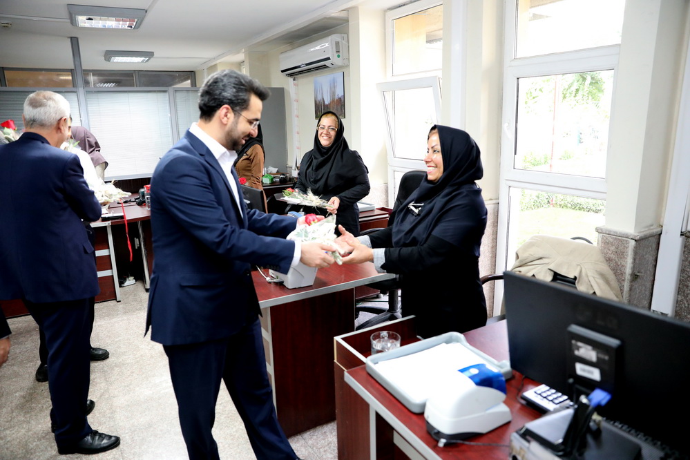 دیدار وزیر باکارکنان وزارت ارتباطات به مناسبت روز کارمند