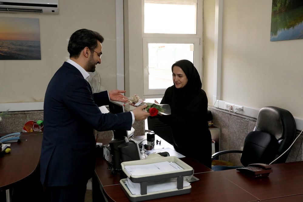 دیدار وزیر باکارکنان وزارت ارتباطات به مناسبت روز کارمند