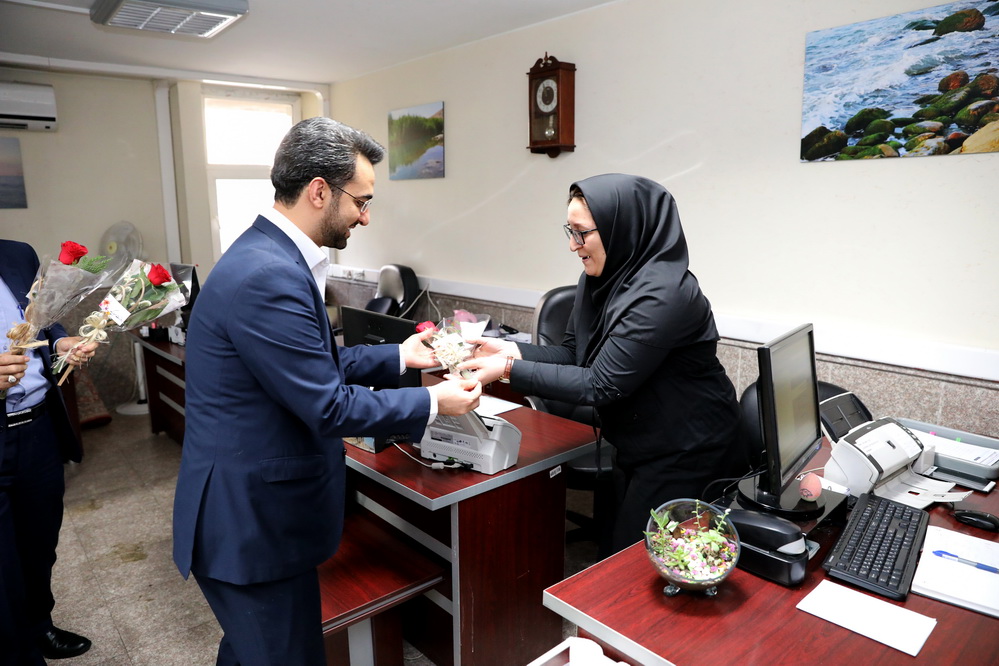 دیدار وزیر باکارکنان وزارت ارتباطات به مناسبت روز کارمند