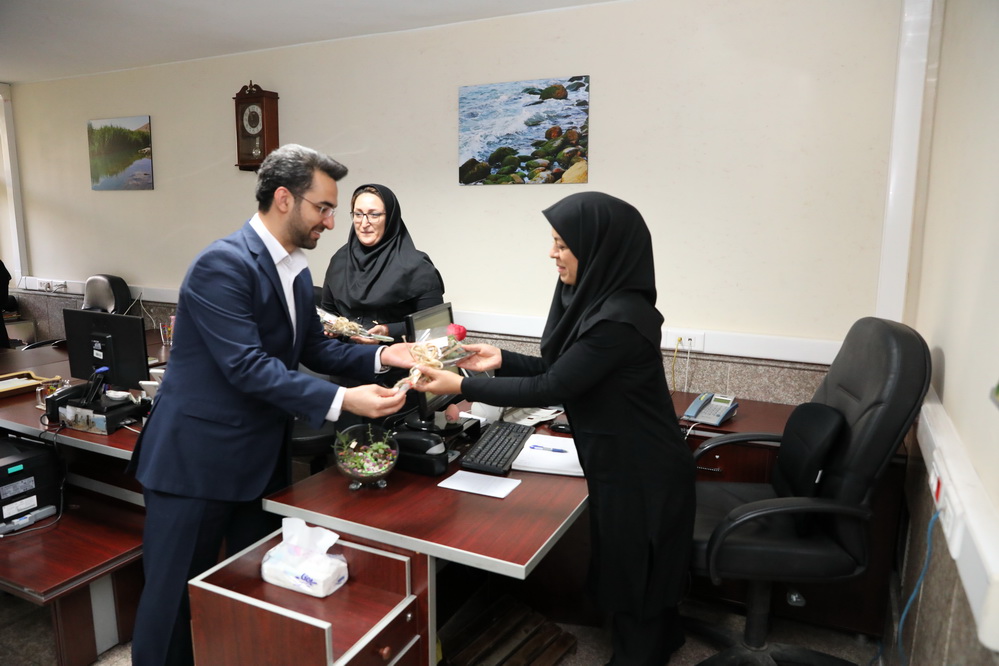 دیدار وزیر باکارکنان وزارت ارتباطات به مناسبت روز کارمند