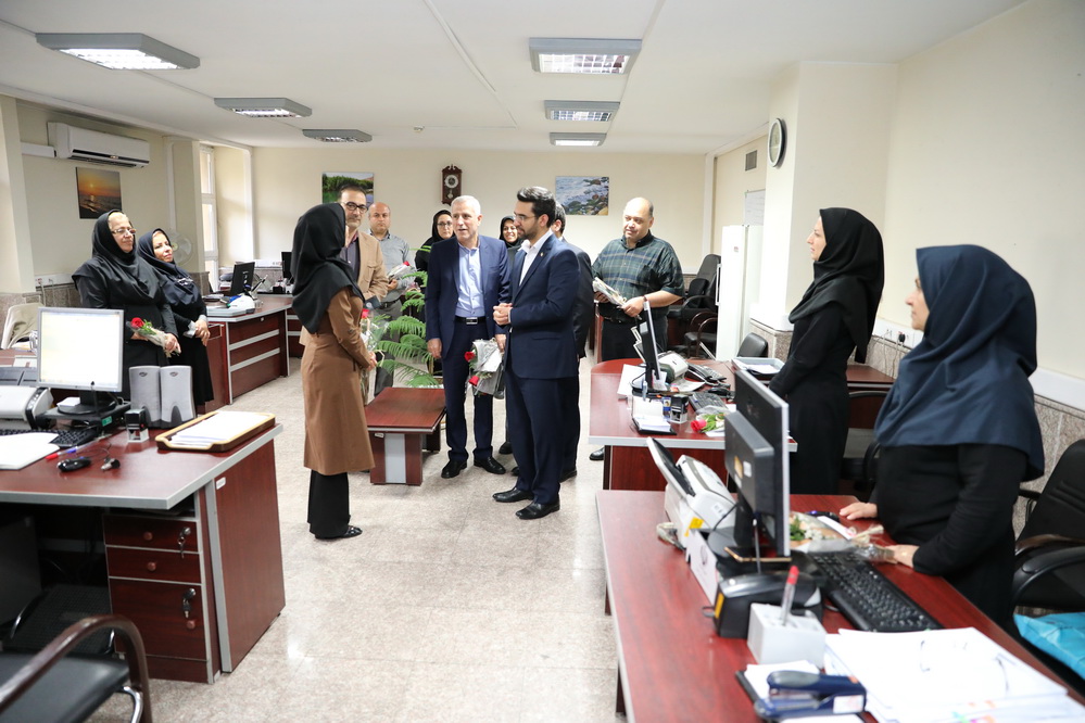 دیدار وزیر باکارکنان وزارت ارتباطات به مناسبت روز کارمند