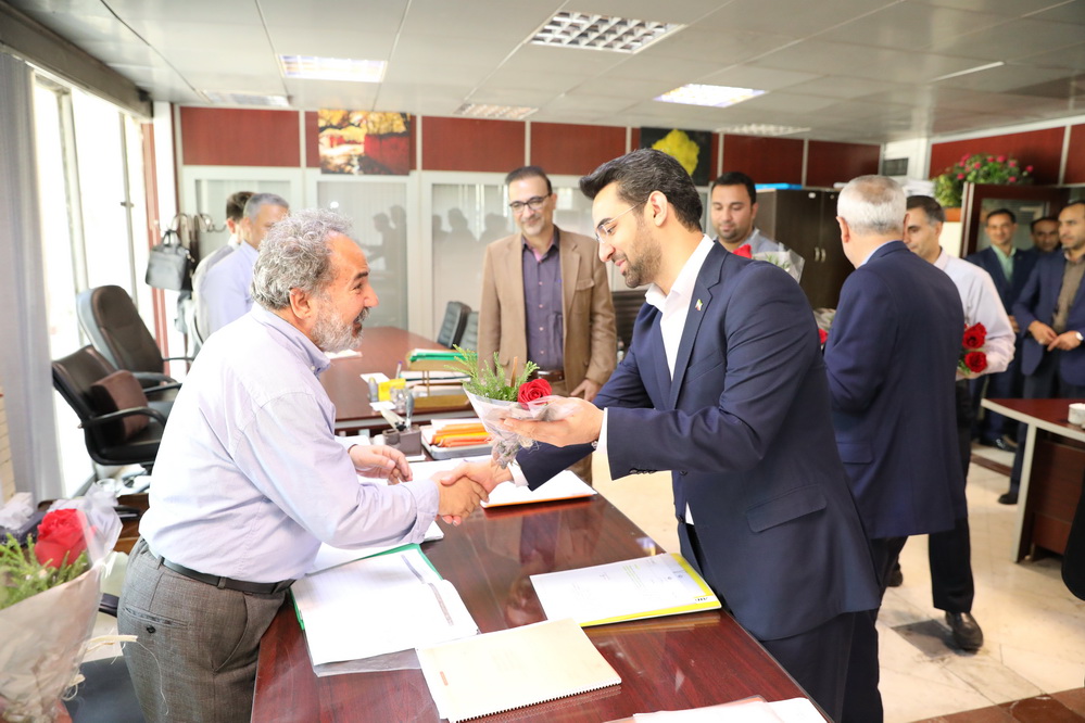 دیدار وزیر باکارکنان وزارت ارتباطات به مناسبت روز کارمند