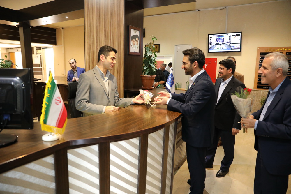 دیدار وزیر باکارکنان وزارت ارتباطات به مناسبت روز کارمند