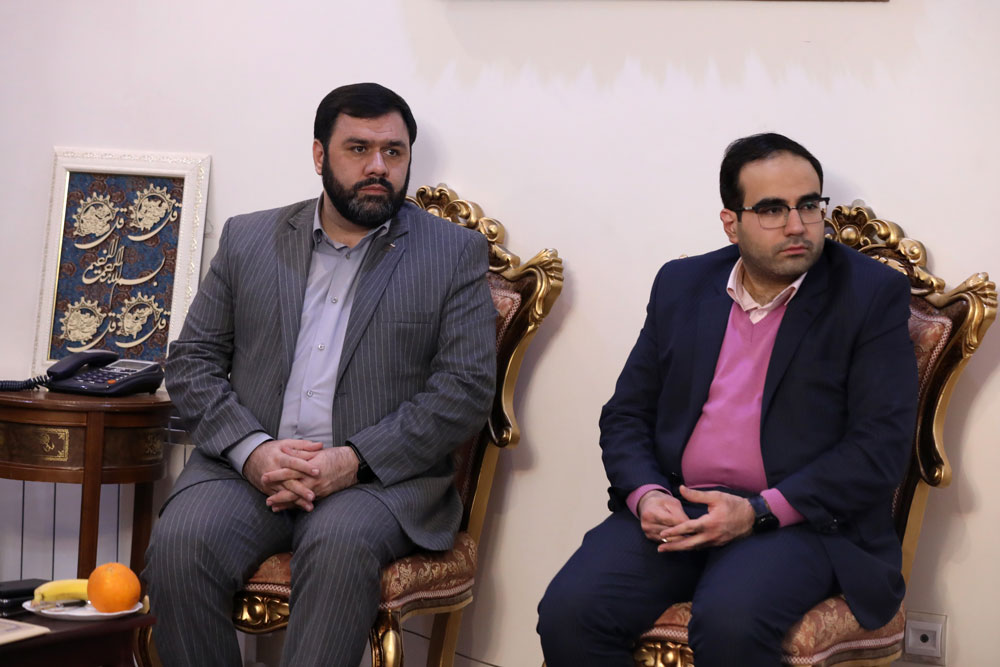 دیدار وزیر ارتباطات و فناوری اطلاعات با خانواده برادران شهید فاضل بجستانی