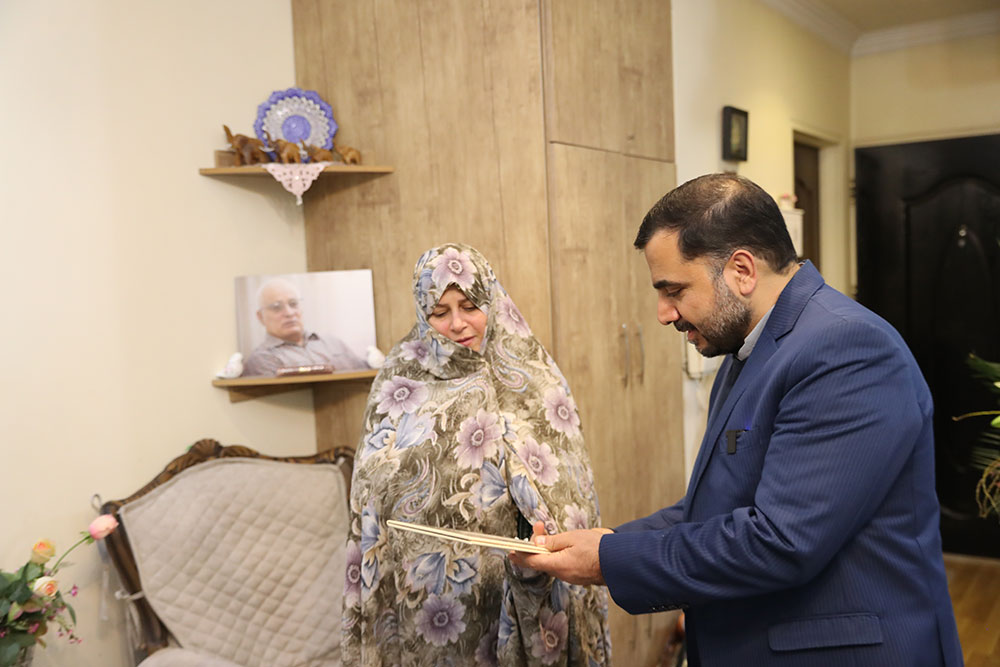دیدار وزیر ارتباطات با خانواده شهید مجتبی مرتضوی