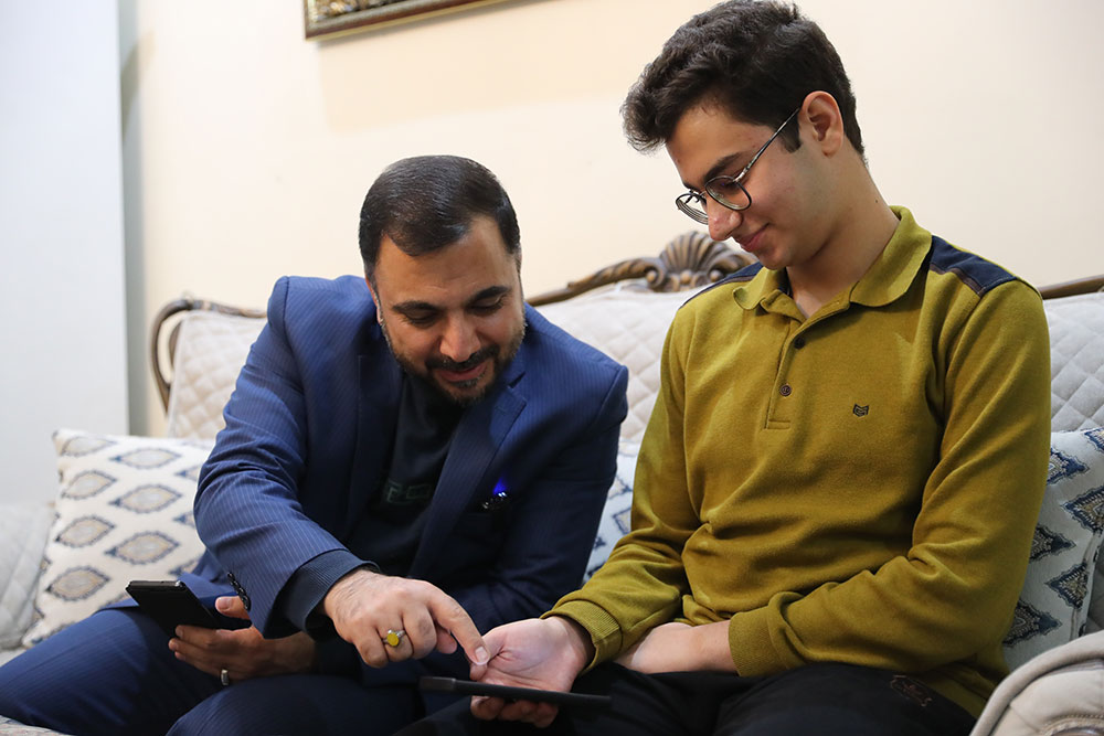 دیدار وزیر ارتباطات با خانواده شهید مجتبی مرتضوی