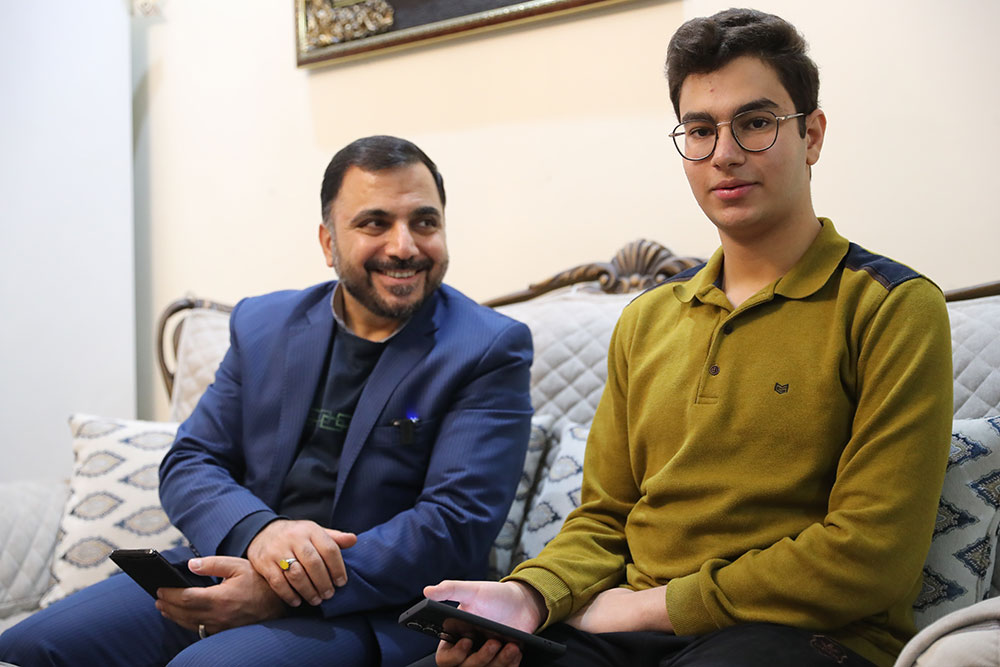 دیدار وزیر ارتباطات با خانواده شهید مجتبی مرتضوی