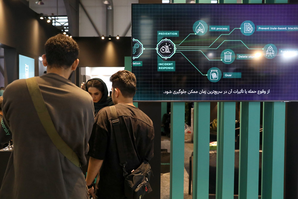 بازدید وزیر ارتباطات از نمایشگاه الکامپ؛ روز دوم