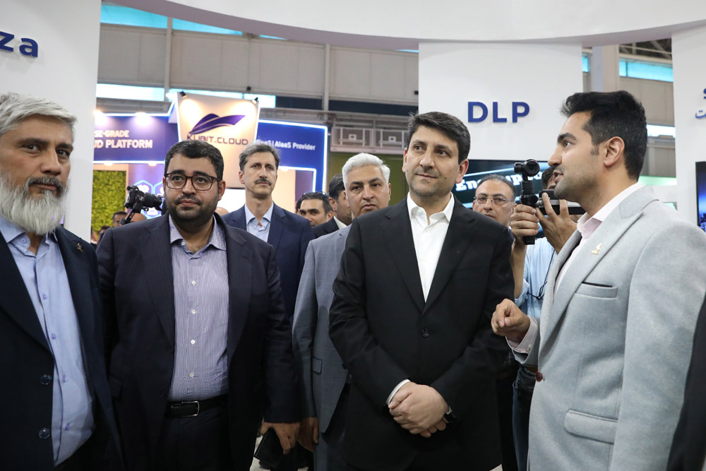 بازدید وزیر ارتباطات از نمایشگاه الکامپ؛ روز دوم
