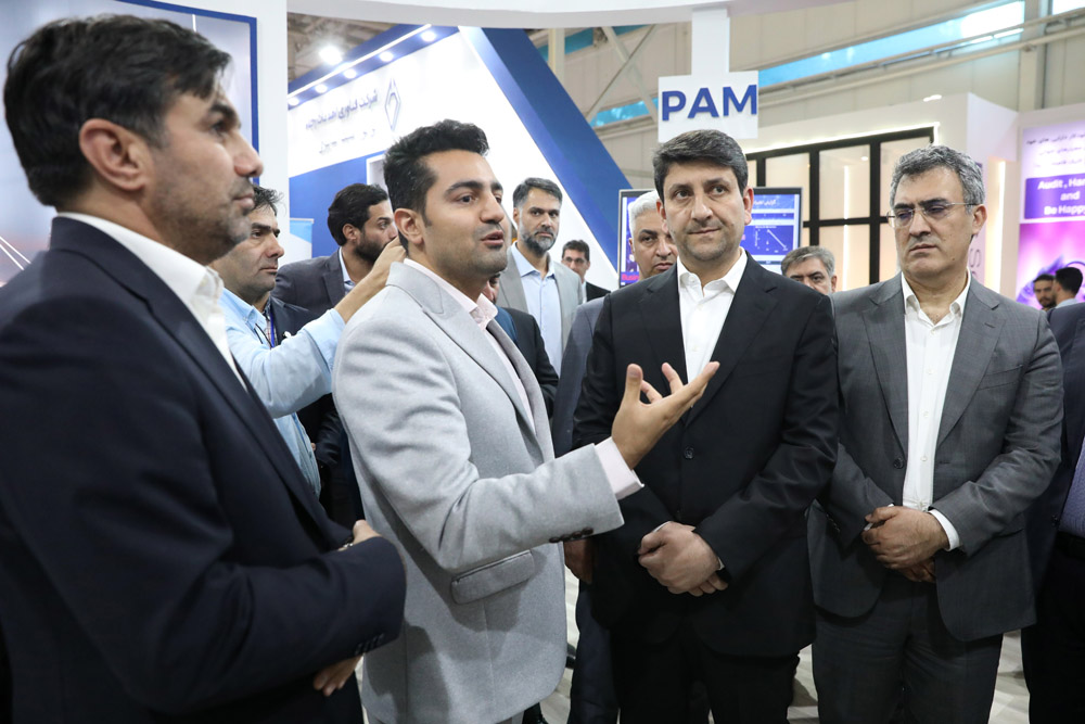 بازدید وزیر ارتباطات از نمایشگاه الکامپ؛ روز دوم