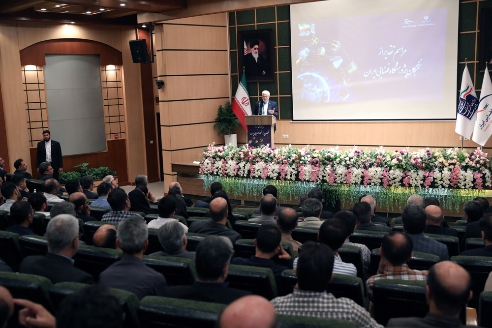 بازدید معاون اول رئیس جمهور از پژوهشگاه فضایی ایران