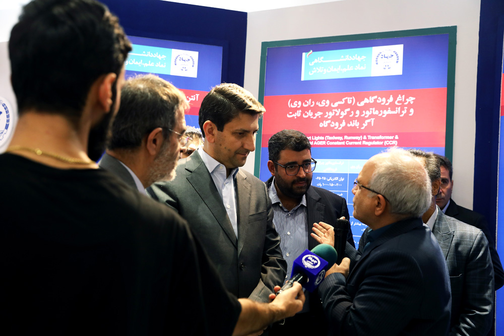 بازدید وزیر ارتباطات از نمایشگاه دستاوردهای جهاد دانشگاهی