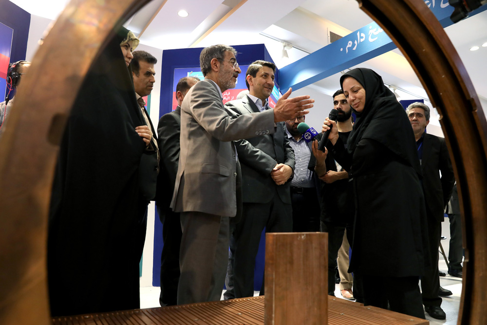 بازدید وزیر ارتباطات از نمایشگاه دستاوردهای جهاد دانشگاهی