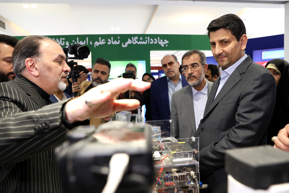 بازدید وزیر ارتباطات از نمایشگاه دستاوردهای جهاد دانشگاهی