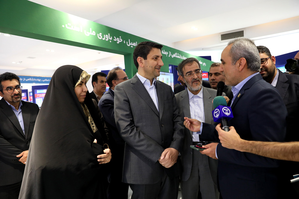 بازدید وزیر ارتباطات از نمایشگاه دستاوردهای جهاد دانشگاهی