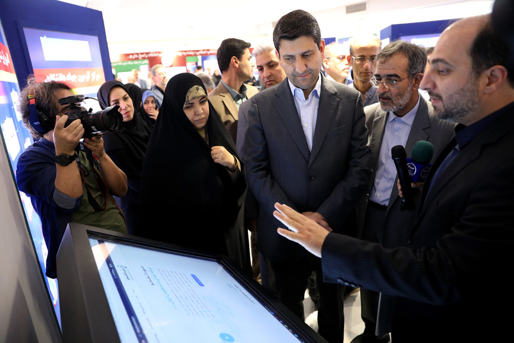 بازدید وزیر ارتباطات از نمایشگاه دستاوردهای جهاد دانشگاهی