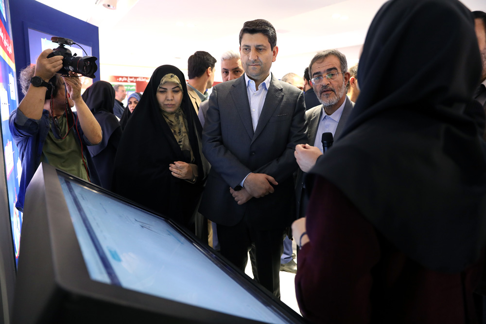 بازدید وزیر ارتباطات از نمایشگاه دستاوردهای جهاد دانشگاهی