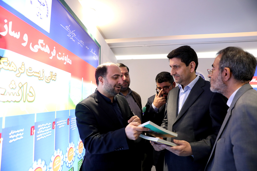 بازدید وزیر ارتباطات از نمایشگاه دستاوردهای جهاد دانشگاهی