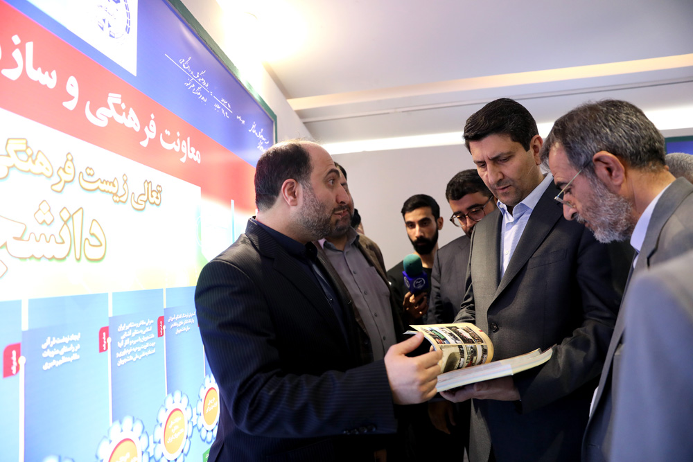 بازدید وزیر ارتباطات از نمایشگاه دستاوردهای جهاد دانشگاهی