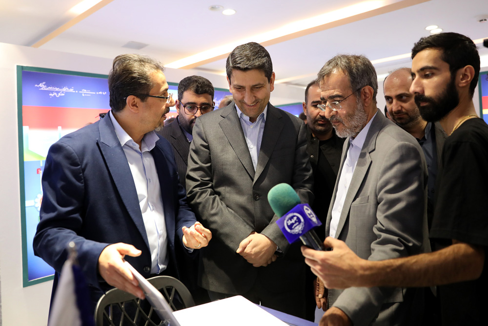 بازدید وزیر ارتباطات از نمایشگاه دستاوردهای جهاد دانشگاهی