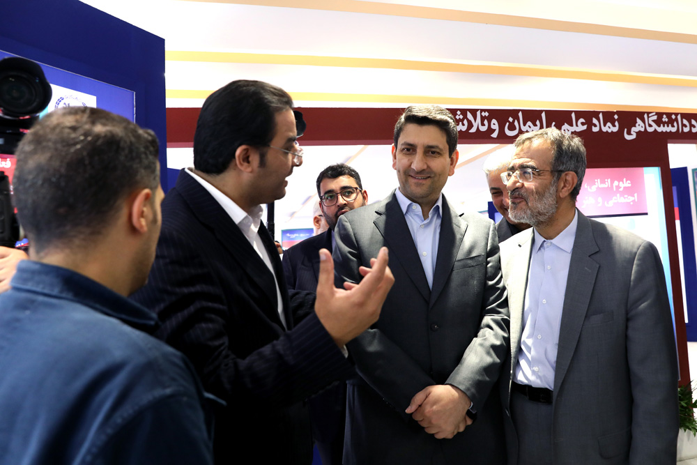 بازدید وزیر ارتباطات از نمایشگاه دستاوردهای جهاد دانشگاهی
