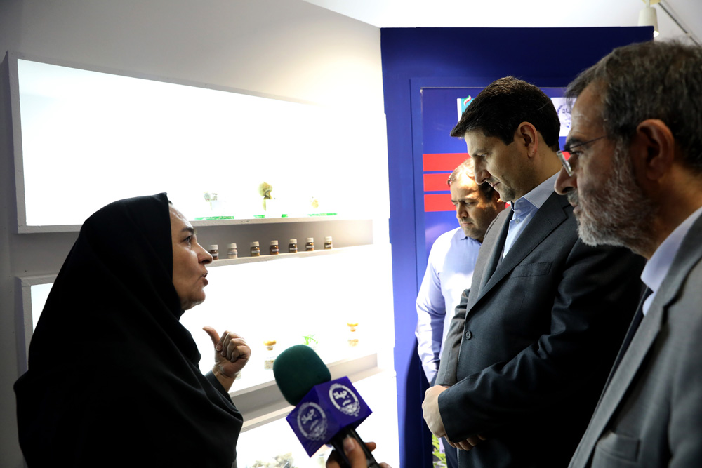 بازدید وزیر ارتباطات از نمایشگاه دستاوردهای جهاد دانشگاهی