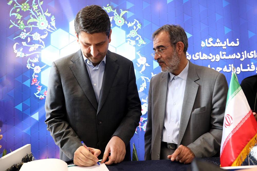 بازدید وزیر ارتباطات از نمایشگاه دستاوردهای جهاد دانشگاهی