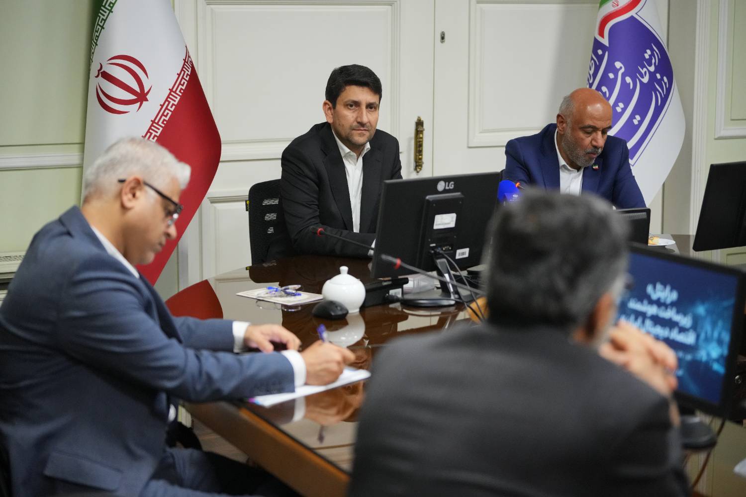 نشست مشترک وزیران ارتباطات و کار