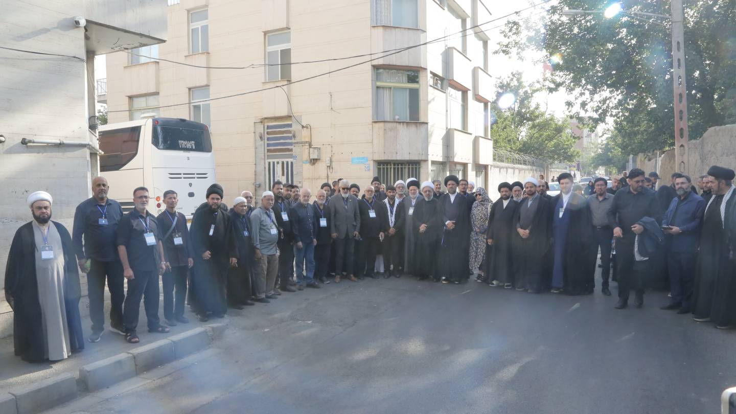 بازدید میهمانان خارجی حاضر در مراسم وداع با قائد شهید از ساختمان تخریب شده پژوهشگاه فضایی ایران