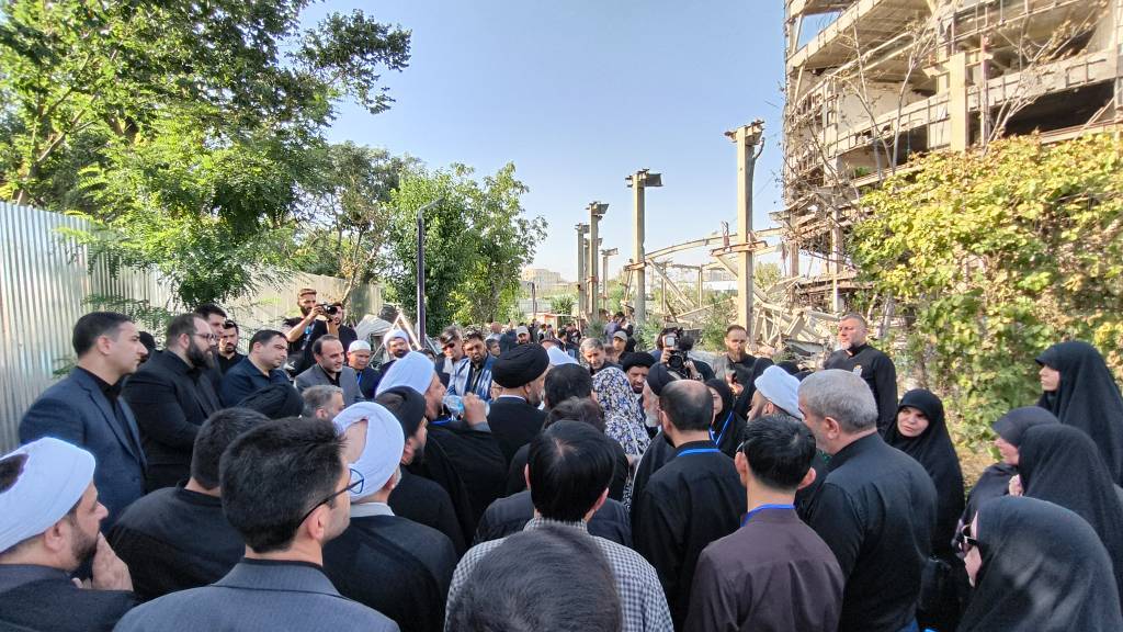 بازدید میهمانان خارجی حاضر در مراسم وداع با قائد شهید از ساختمان تخریب شده پژوهشگاه فضایی ایران