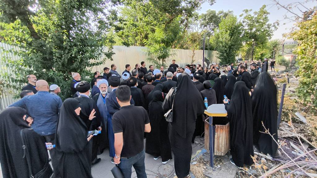 بازدید میهمانان خارجی حاضر در مراسم وداع با قائد شهید از ساختمان تخریب شده پژوهشگاه فضایی ایران