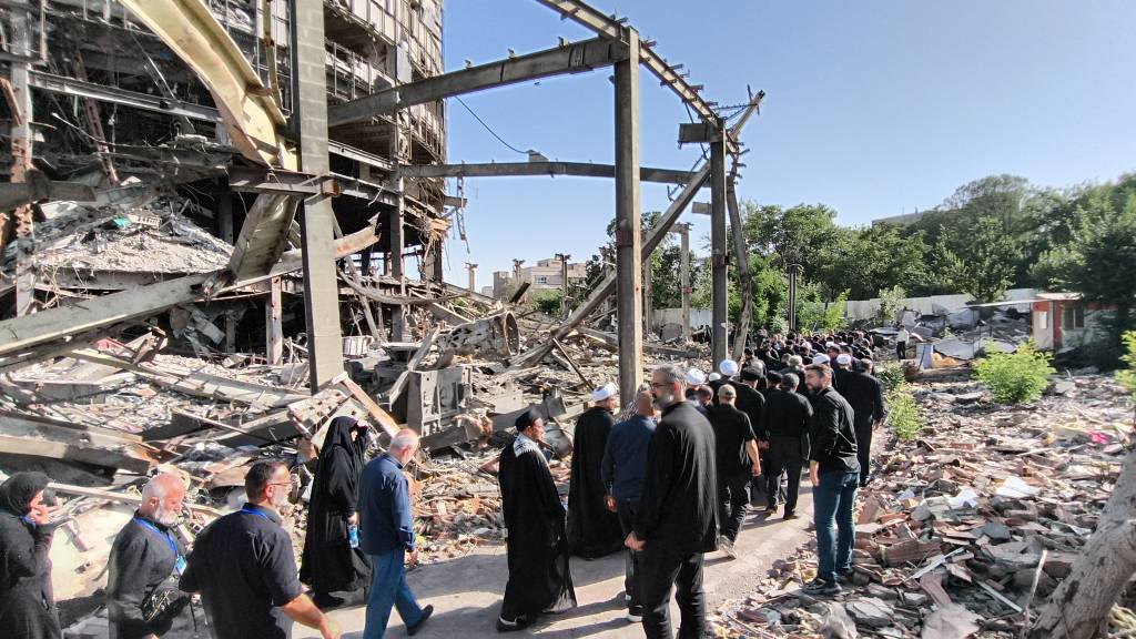 بازدید میهمانان خارجی حاضر در مراسم وداع با قائد شهید از ساختمان تخریب شده پژوهشگاه فضایی ایران
