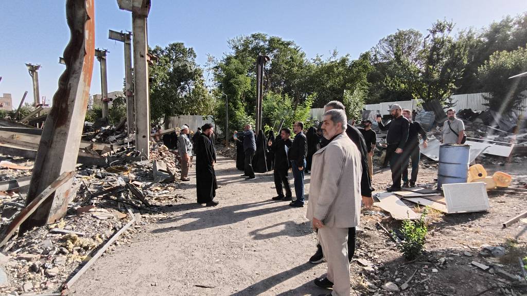بازدید میهمانان خارجی حاضر در مراسم وداع با قائد شهید از ساختمان تخریب شده پژوهشگاه فضایی ایران