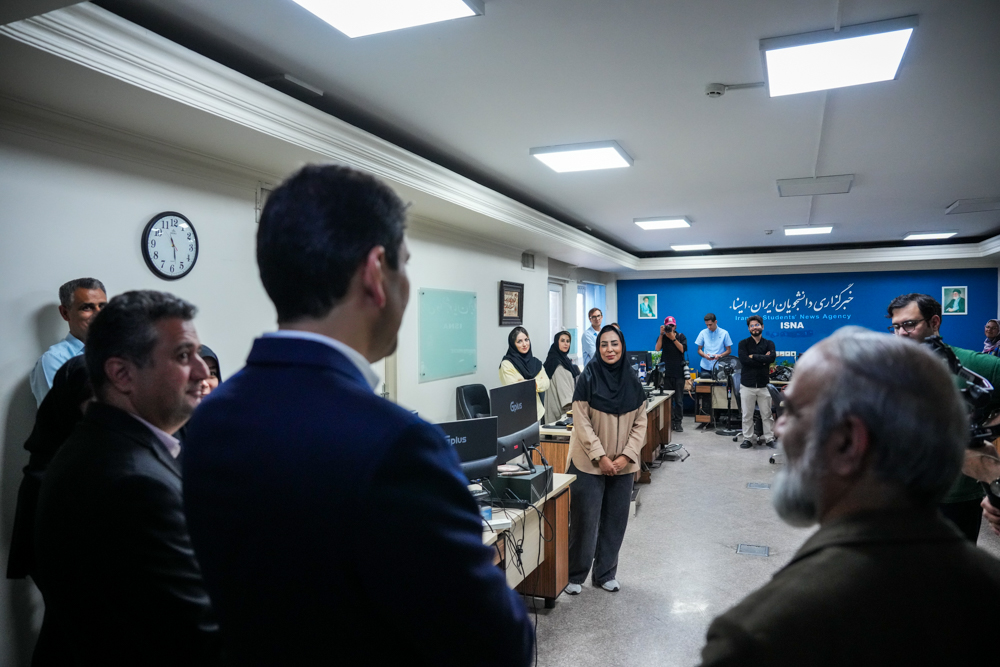 بازدید وزیر ارتباطات از خبرگزاری ایسنا به مناسبت روز خبرنگار